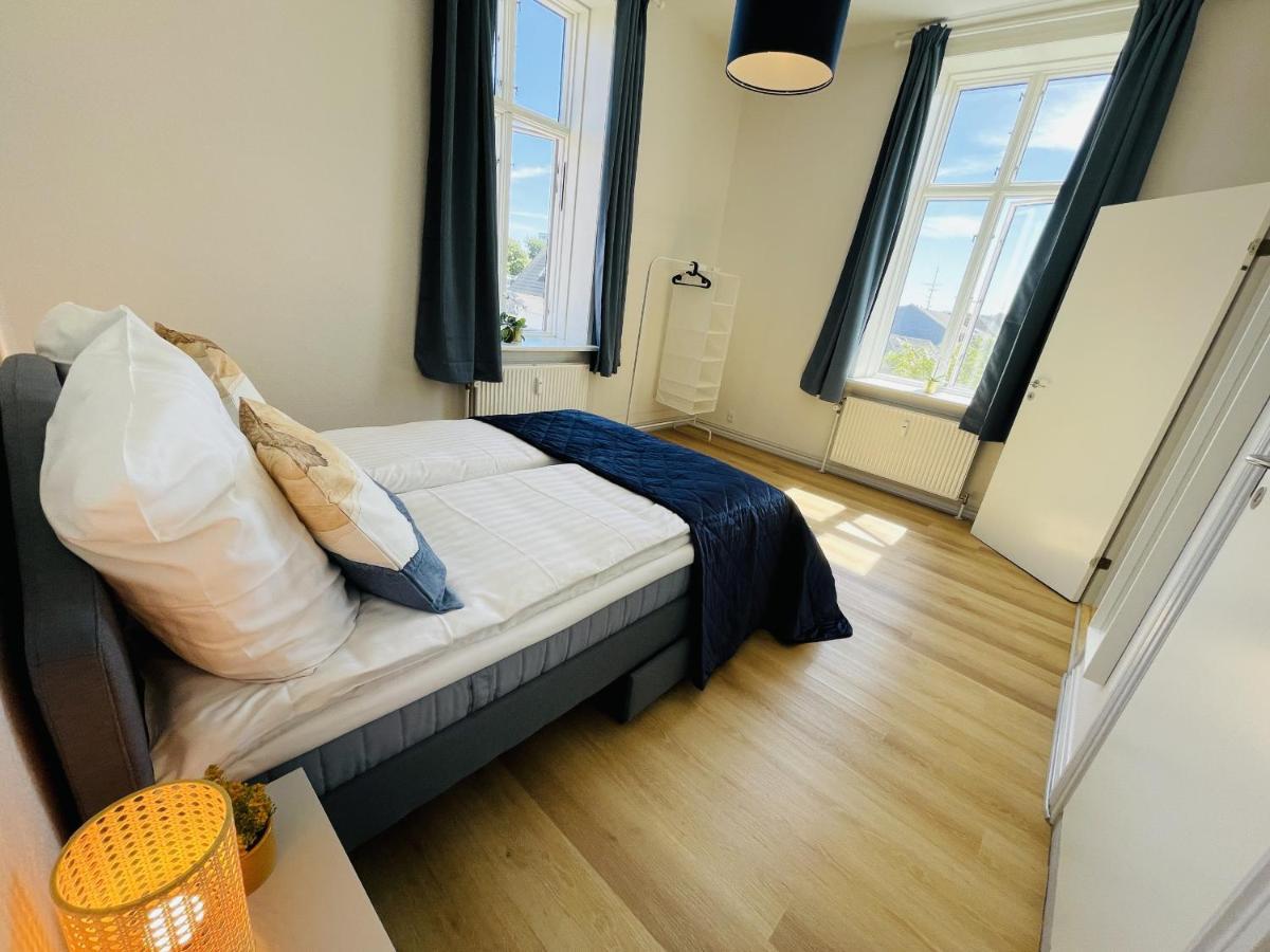 Aday - Blue Light Suite Apartment In The Center Of Йеррінґ Екстер'єр фото
